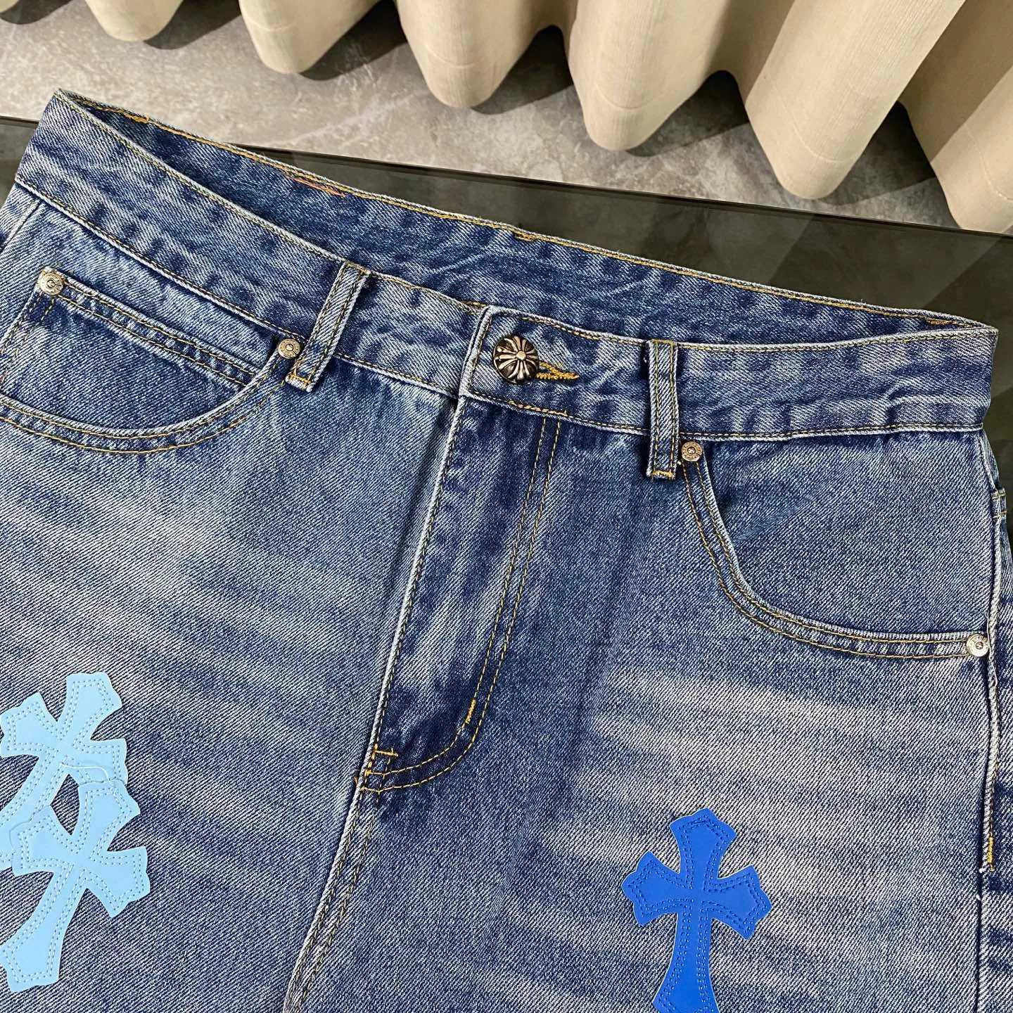 P220 chrome hearts 2025 new double blue cross patchwork leather jeans vi Top heavy industry fashionable design] Consistent high street luxury style creation. Speaking of this style, the Zangyin family and GU family are definitely the leading representative brands. Especially the Zangyin family has really achieved a state-of-the-art effect in creating high street style. The unique washed material is used to create this style. The color system is quite eye-catching. After it is decorated with patchwork cross flowers, it cleverly highlights the charm of the brand. Secondly, this style uses classic The classic high-waist cutting design highlights the long legs and fashionable temperament of the upper body. The brand is highly recognizable and the slim fit configuration is more suitable for daily wear. It is a product that interprets personality, fashion, and specifications at a glance. This single product is enough to make any fan excited. It can be a white T-shirt for youthful preppy style, or a tight suspender for lady style. It has strong matching ability and can be easily controlled by men.  [Materials and craftsmanship] Needless to say, this point goes without saying. As an excellent craftsman brand, Zangyin’s requirements for details and craftsmanship are really perfect. The washed color of this model has gone through so many processes, not to mention the embellishment of denim appliques. It is also purely hand-made and sewn. Just like what they believe in, only hand-made things have soul and have the meaning of wear. A top-notch heavy-duty fashionable denim item, I look forward to your perfect interpretation! !  Size:28-34